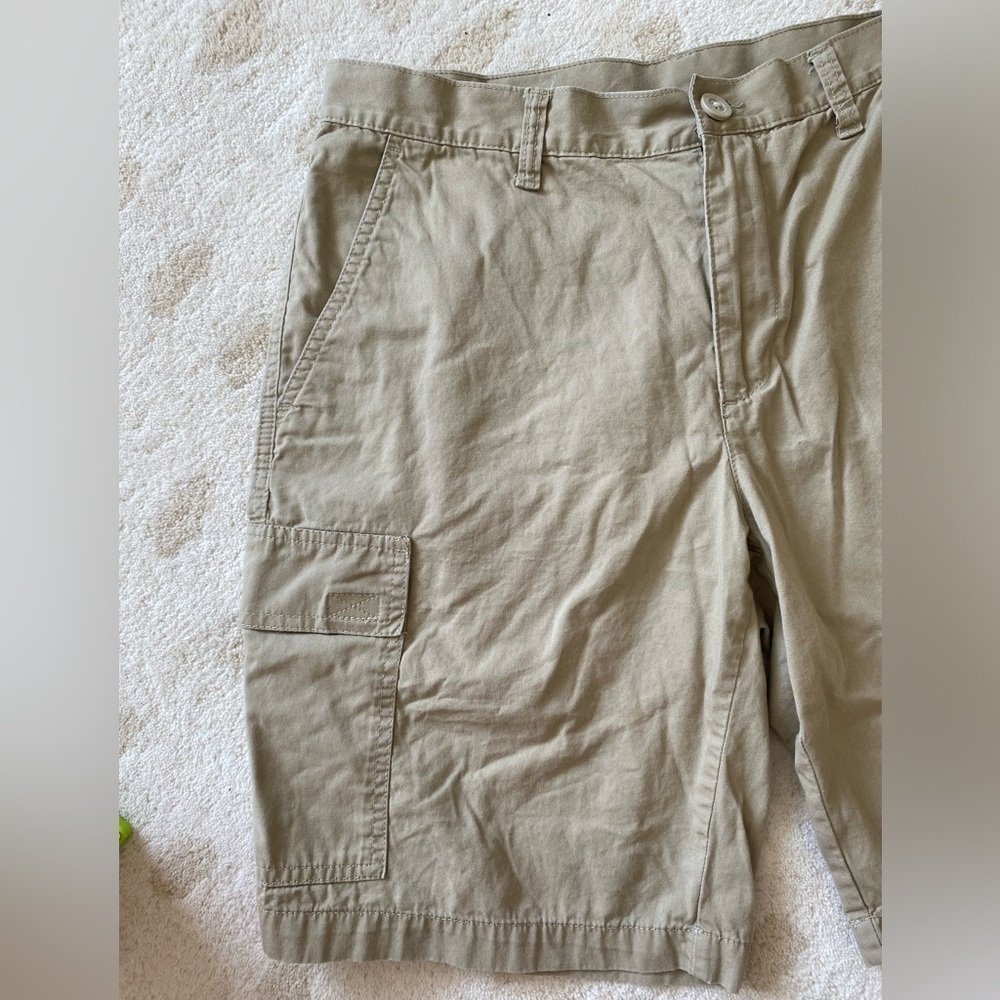 COLUMBIA men’s khaki cargo shorts in size 34 waist and 10 inch length - Picture 2 of 6